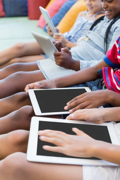 Bambini della scuola utilizzando compresse — Foto Stock