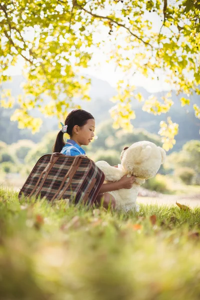 टेडी भालू और सूटकेस के साथ लड़की — स्टॉक फ़ोटो, इमेज