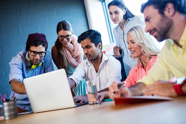 Grupp av medarbetare med laptop — Stockfoto