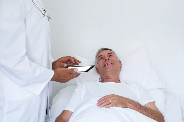 Doctor standing next to the patient — Stock Photo, Image