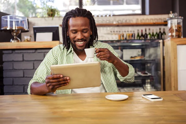 El hombre está bebiendo una taza de café — Foto de Stock