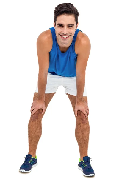 膝の上の手で立っているオスの運動選手 — ストック写真