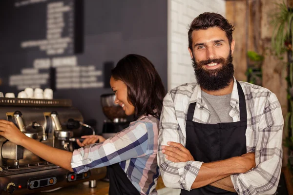 Servitörer med kaffebryggare — Stockfoto
