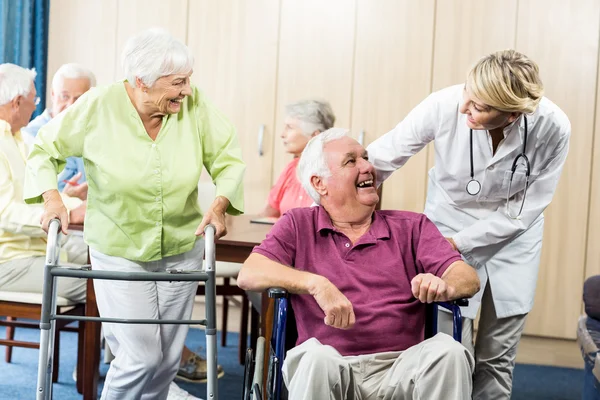 Seniorer med rullstol och vandrande stöd — Stockfoto
