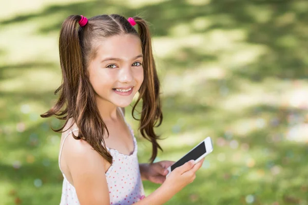 Młoda dziewczyna za pomocą telefonu komórkowego — Zdjęcie stockowe