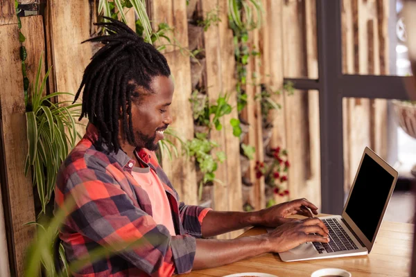 Hipster hombre utilizando el ordenador portátil — Foto de Stock