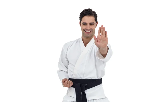 Portret van fighter uitvoeren van karate houding — Stockfoto
