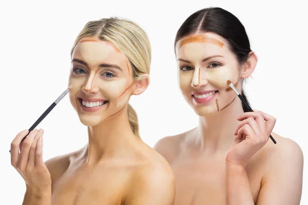 Women doing contouring on her face — Stock Photo, Image