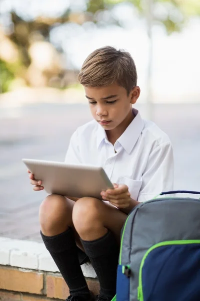 Scholier in campus en het gebruik van Tablet PC — Stockfoto