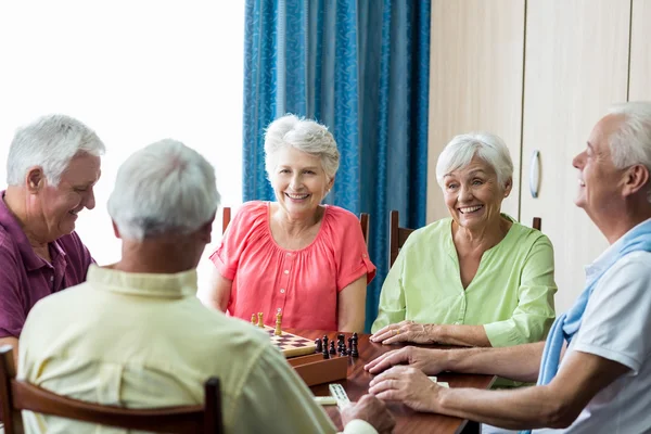 Seniors playing games — Stock Photo, Image