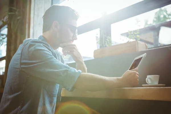 Man using tablet sitting — Stock Photo, Image