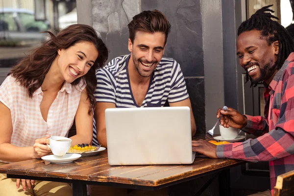 Amigos usando un portátil — Foto de Stock