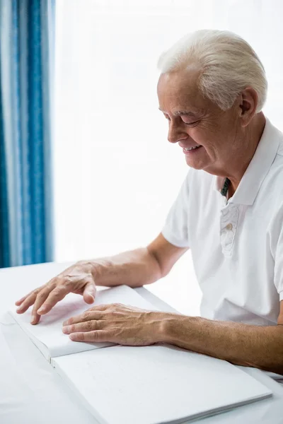 Uomo anziano che usa il braille per leggere — Foto Stock