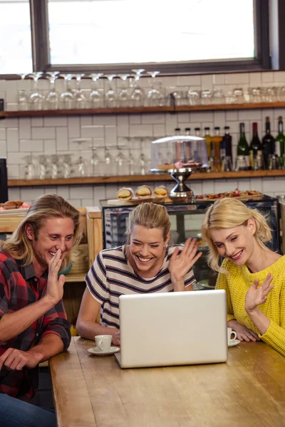 Vänner med laptop tillsammans — Stockfoto