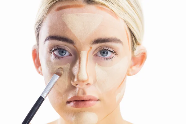 Woman doing contouring on her face — Stock Photo, Image