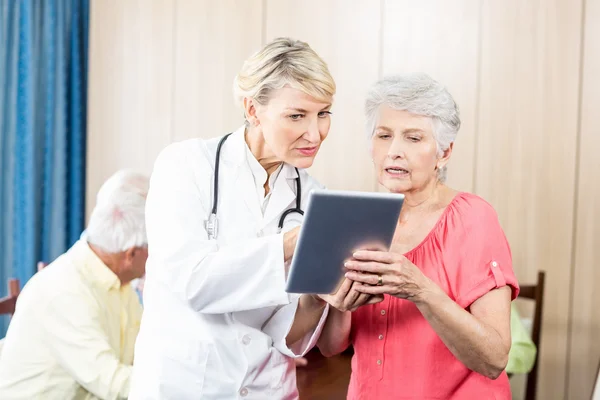 Nurse talking to a senior woman — Stock Photo, Image