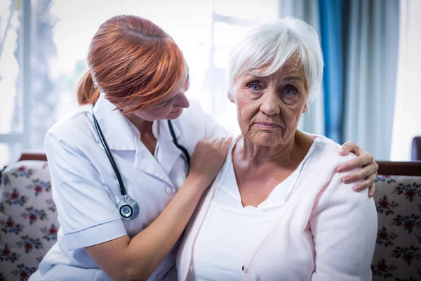Doctor consolando a la mujer mayor —  Fotos de Stock