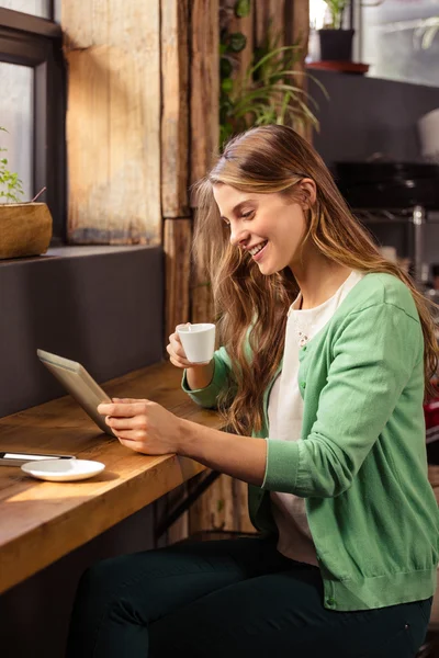 Mujer tomando café con la tableta — Foto de Stock