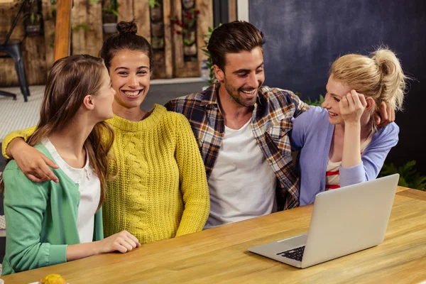 Gemeinsam mit Laptop lächelnde Freunde — Stockfoto