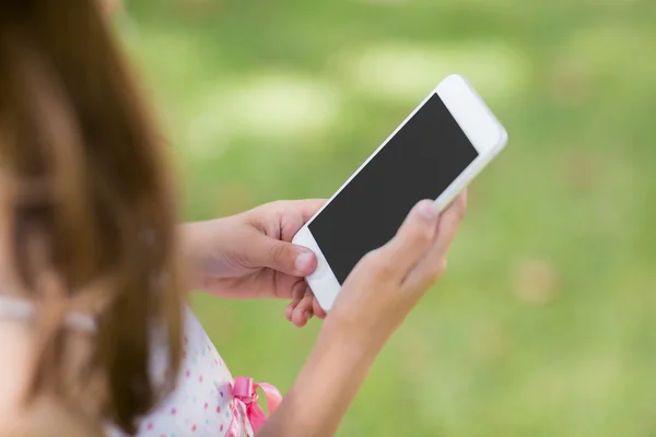 Ung flicka med mobiltelefon — Stockfoto