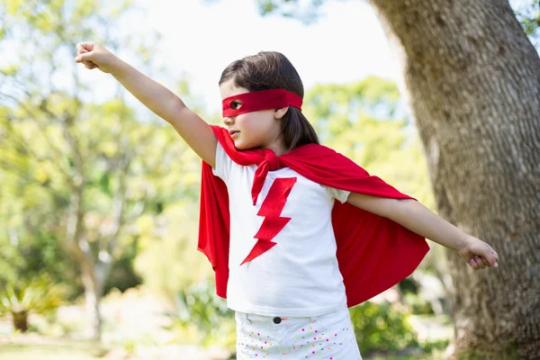 Ragazza fingendo di essere un supereroe — Foto Stock