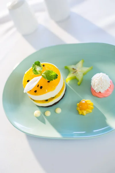 Placa de postre en la mesa del restaurante — Foto de Stock