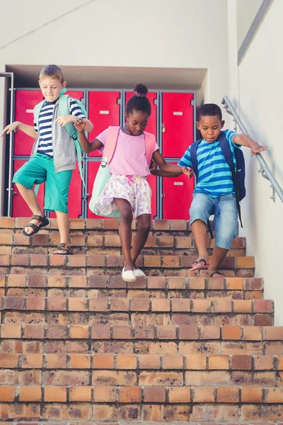 Школьники спускаются с лестницы — стоковое фото