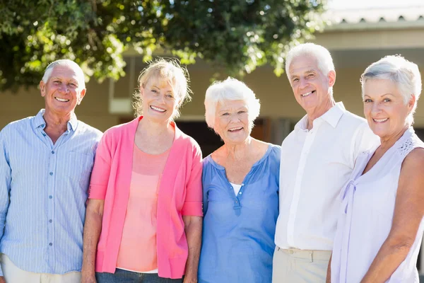 Senioren stehen zusammen — Stockfoto