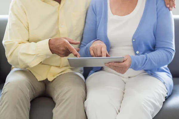 Casal de idosos usando um tablet — Fotografia de Stock
