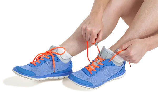 Atleta mujer atando sus zapatos de correr — Foto de Stock