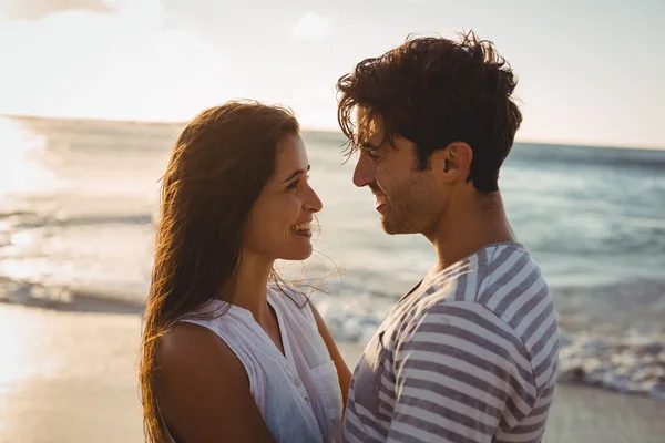 Pareja abrazándose —  Fotos de Stock