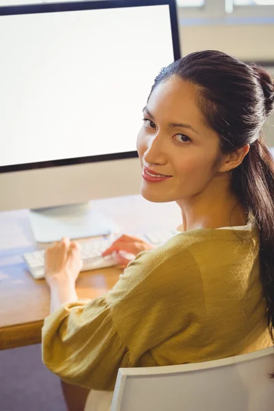 Femme d'affaires posant au travail — Photo