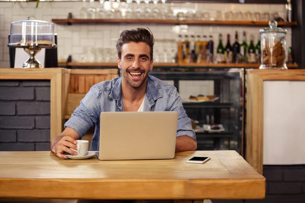 Hipster homem sorrindo usando laptop — Fotografia de Stock
