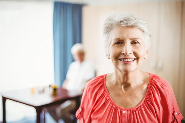 Senior kvinna tittar på kameran — Stockfoto