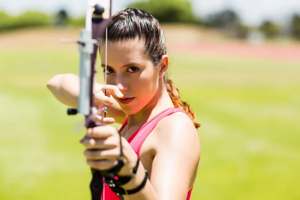 Atleta practicando tiro con arco — Foto de Stock