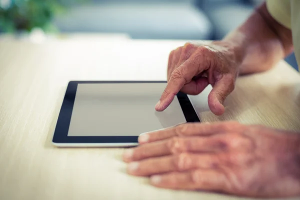 Senior nutzt digitales Tablet — Stockfoto
