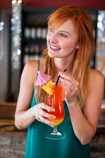 Mulher segurando copo de cocktail — Fotografia de Stock