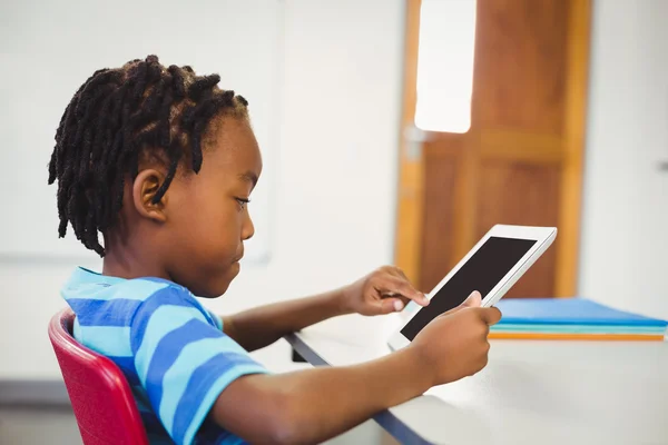 Colegial usando tableta en el aula — Foto de Stock