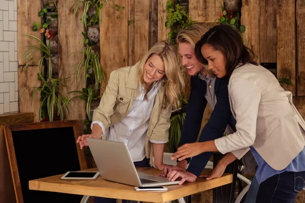 Friends using a laptop — Stock Photo, Image