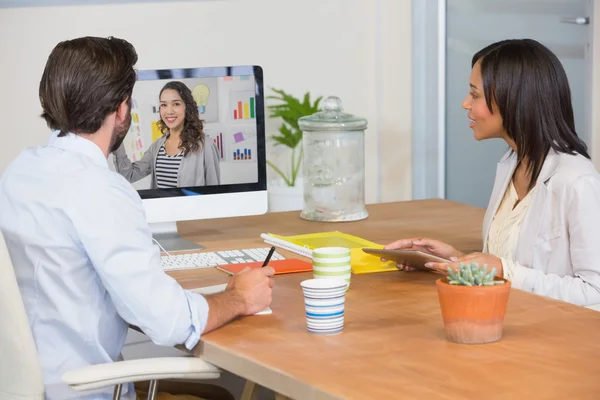 Collega's met video conferentie — Stockfoto