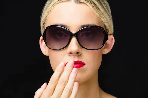 Kobieta w okularach pozowanie — Zdjęcie stockowe
