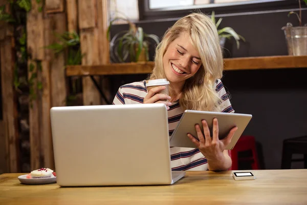 Mujer usando tecnología — Foto de Stock