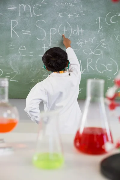 Шкільний хлопчик розв'язує математику на дошці — стокове фото