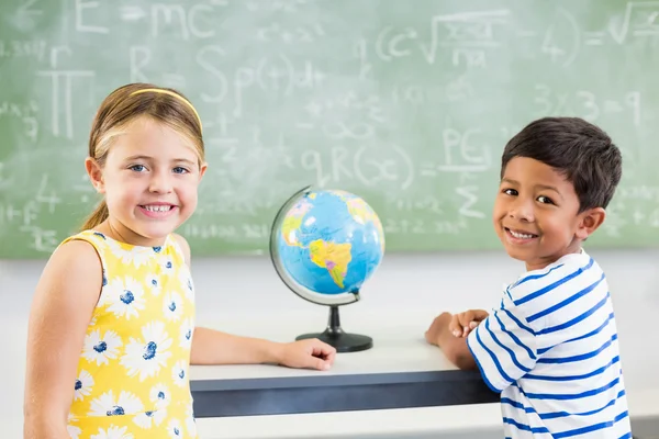 Des écoliers debout en classe — Photo