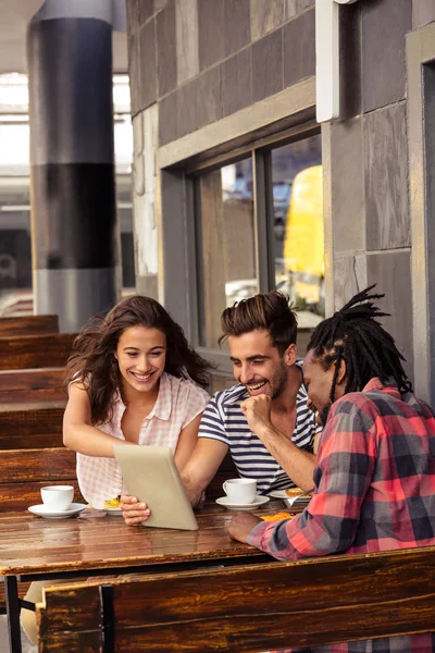 Friends using a tablet — Stock Photo, Image