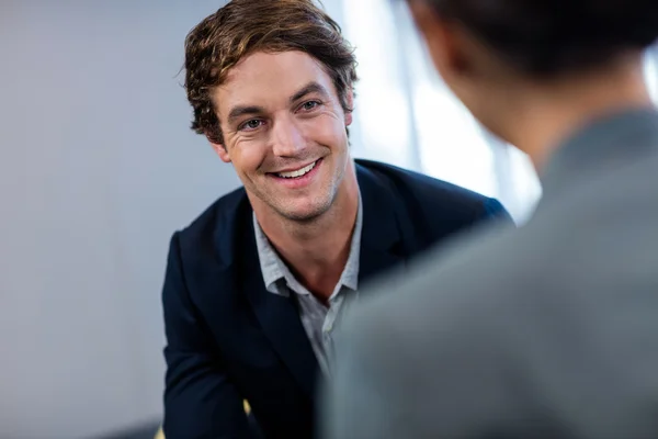 Uomo d'affari sorridente e interagente — Foto Stock