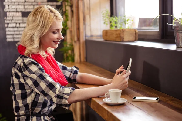 Mujer usando tableta en la cafetería — Foto de Stock