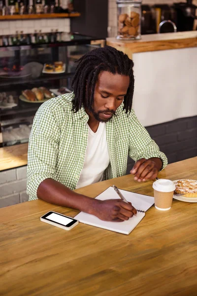 Hombre escribiendo en un cuaderno — Foto de Stock