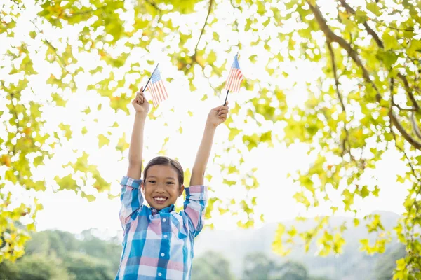 Flicka som håller en amerikansk flagga — Stockfoto