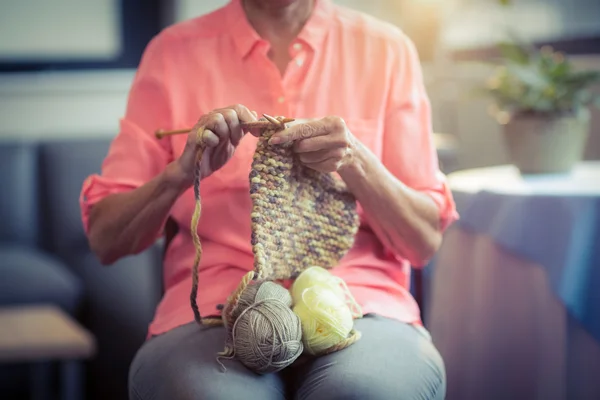 Senior mulher tricô lã — Fotografia de Stock